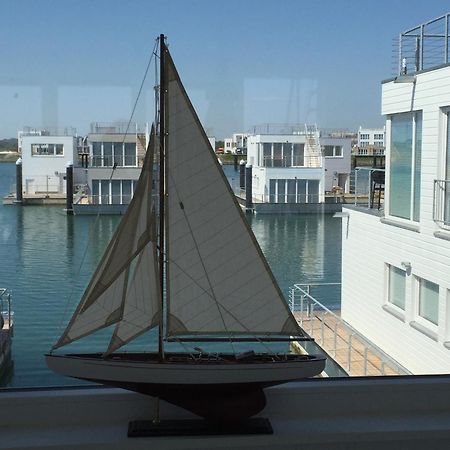 Schwimmendes Ferienhaus Antares One By Seeblick Ferien Oro, Rundum Wasser, Sauna Olpenitz Exterior foto